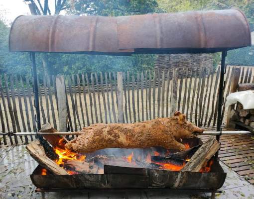 cochon grille a la broche repas de groupes pays de la loire